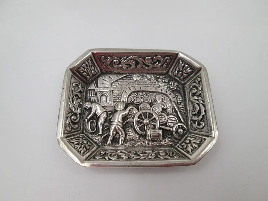 Bandeja colgante decorativa en plata de ley. Escena relieve toneleros. España. 1970