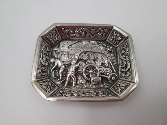 Bandeja colgante decorativa en plata de ley. Escena relieve toneleros. España. 1970