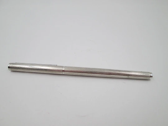 Bolígrafo rotulador plata de ley 925. Guilloché romboidal y franjas verticales. Europa. 1980