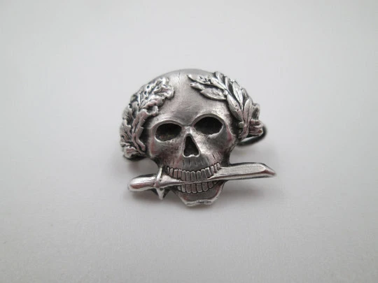 Broche alfiler unisex. Plata de ley. Motivo calavera con espada. España. 1990