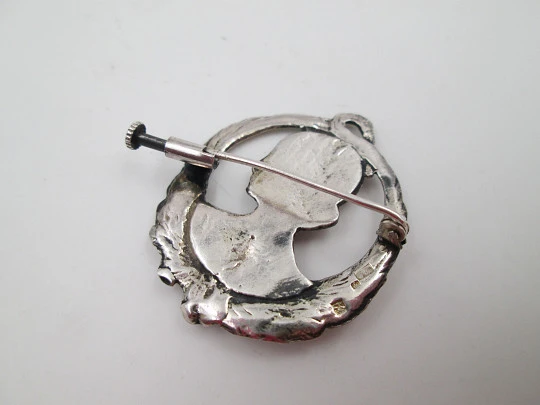 Broche colgante calado plata ley busto mujer modernista. Argolla y alfiler. Europa. 1960