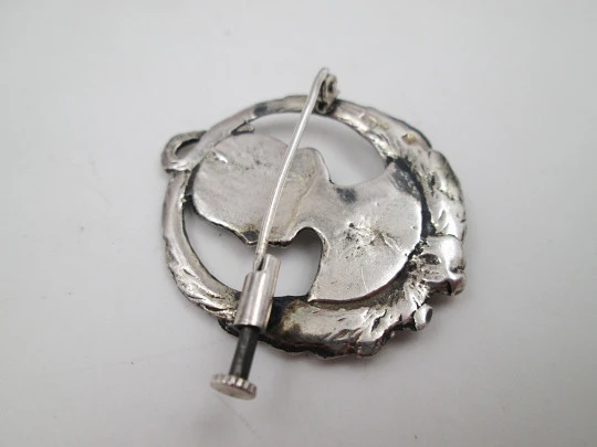 Broche colgante calado plata ley busto mujer modernista. Argolla y alfiler. Europa. 1960