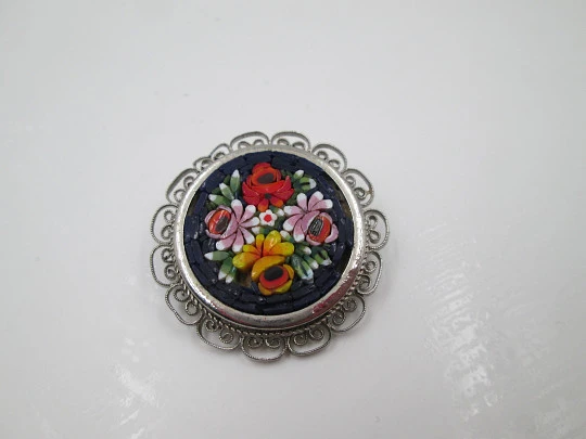 Broche micromosaico para mujer. Metal cromado y piedras de colores. Italia. 1970