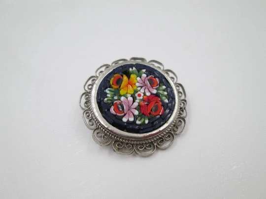 Broche micromosaico para mujer. Metal cromado y piedras de colores. Italia. 1970