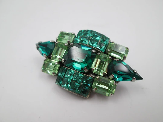 Broche para mujer. Metal plateado y gemas facetadas verdes. Estados Unidos. 1960