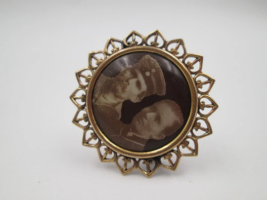 Broche portafotos de mujer. Chapado en oro. Cerco calado corazones. Europa. 1950