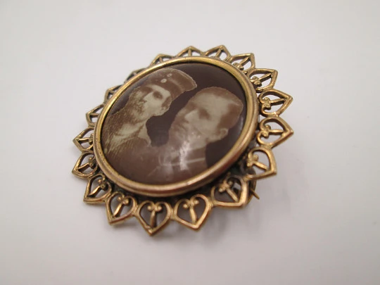 Broche portafotos de mujer. Chapado en oro. Cerco calado corazones. Europa. 1950