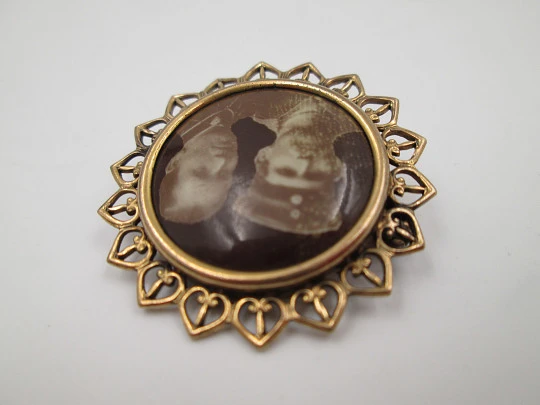 Broche portafotos de mujer. Chapado en oro. Cerco calado corazones. Europa. 1950