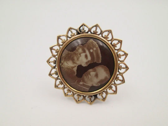 Broche portafotos de mujer. Chapado en oro. Cerco calado corazones. Europa. 1950