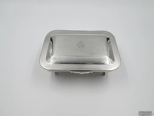 Caja joyero de mesa. Plata de ley. Patas garras león. Tapa articulada. España. 1970