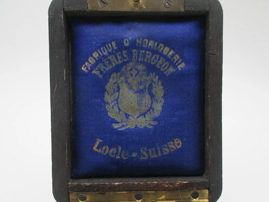 Caja reloj bolsillo. Madera de nogal y detalles en bronce. Terciopelo y seda azul. 1900