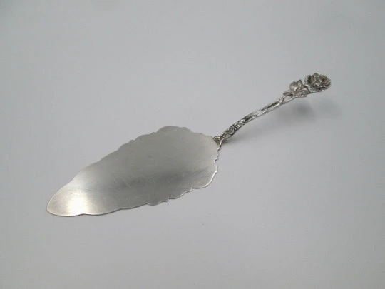 Cake serving shovel. 800 sterling silver. Floral and vegetable motifs. Europe. 1960's