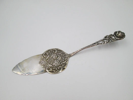 Cake serving shovel. 800 sterling silver. Floral and vegetable motifs. Europe. 1960's