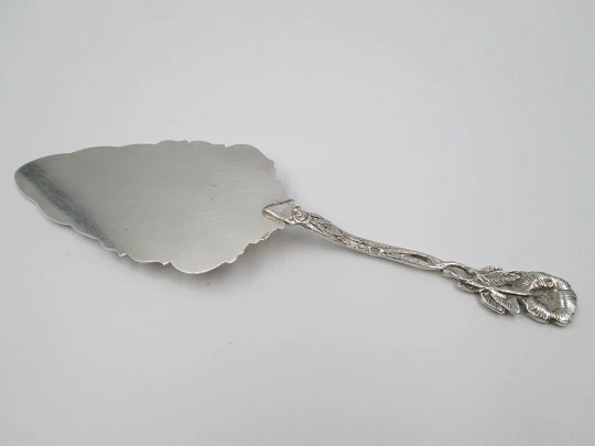 Cake serving shovel. 800 sterling silver. Floral and vegetable motifs. Europe. 1960's