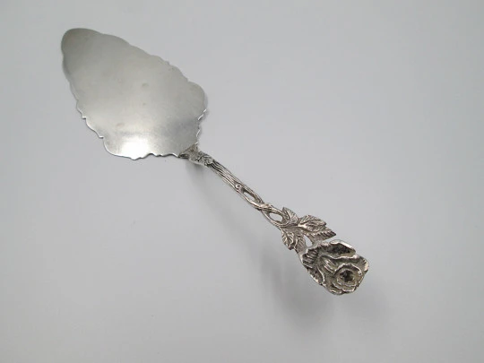 Cake serving shovel. 800 sterling silver. Floral and vegetable motifs. Europe. 1960's