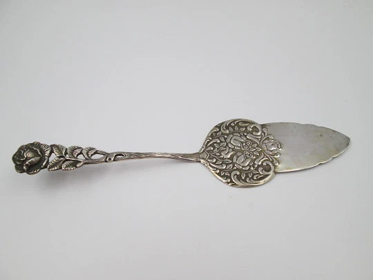 Cake serving shovel. 800 sterling silver. Floral and vegetable motifs. Europe. 1960's