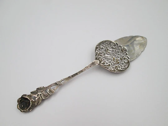 Cake serving shovel. 800 sterling silver. Floral and vegetable motifs. Europe. 1960's