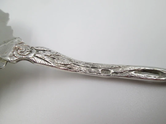 Cake serving shovel. 800 sterling silver. Floral and vegetable motifs. Europe. 1960's