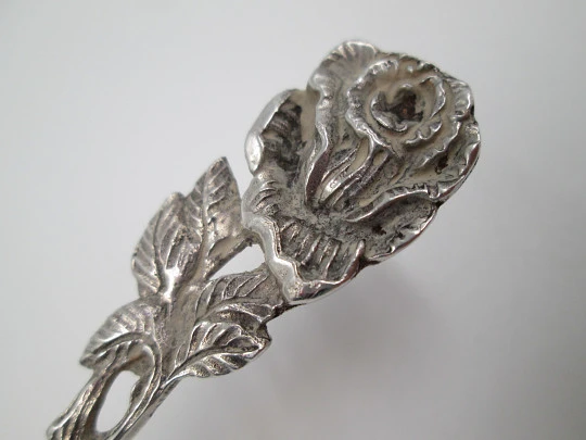 Cake serving shovel. 800 sterling silver. Floral and vegetable motifs. Europe. 1960's