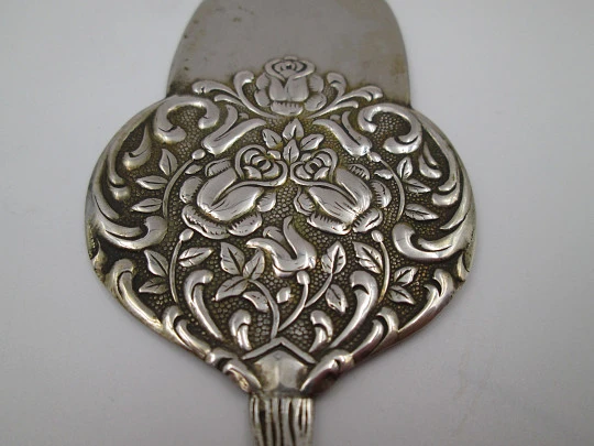 Cake serving shovel. 800 sterling silver. Floral and vegetable motifs. Europe. 1960's