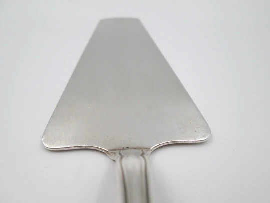 Cake serving shovel. 925 sterling silver. Handle with ribbed pattern. Hallmarks. Spain. 1960's