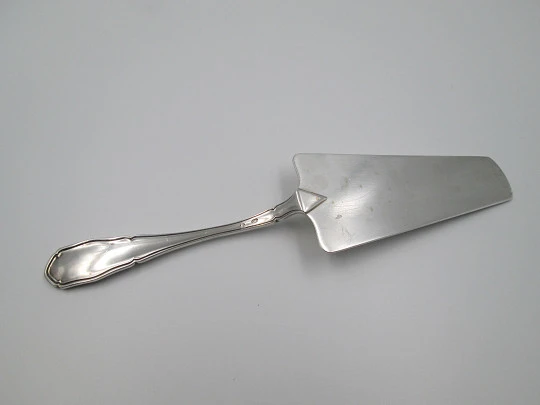 Cake serving shovel. 925 sterling silver. Handle with ribbed pattern. Hallmarks. Spain. 1960's