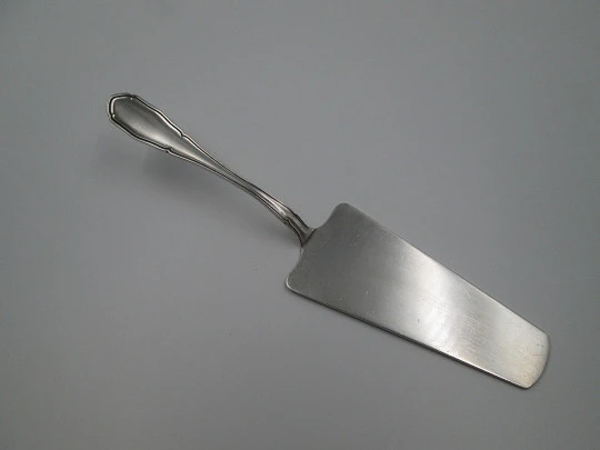 Cake serving shovel. 925 sterling silver. Handle with ribbed pattern. Hallmarks. Spain. 1960's