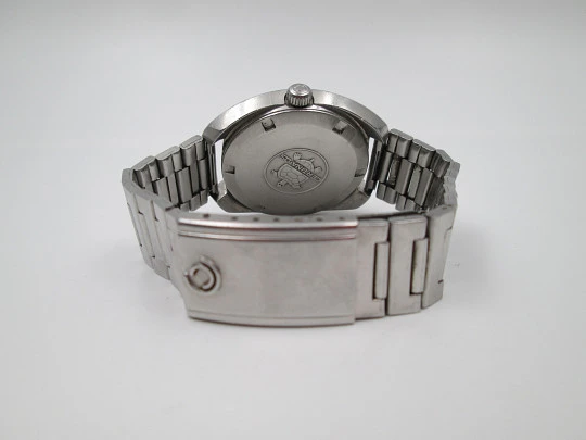 Certina DS-2 Turtle. Stainless steel. Manual wind. Calendar. Bracelet. Grey dial. 1970's