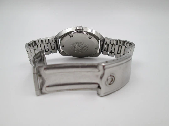 Certina DS-2 Turtle. Stainless steel. Manual wind. Calendar. Bracelet. Grey dial. 1970's