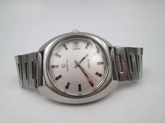 Certina DS-2 Turtle. Stainless steel. Manual wind. Calendar. Bracelet. Grey dial. 1970's