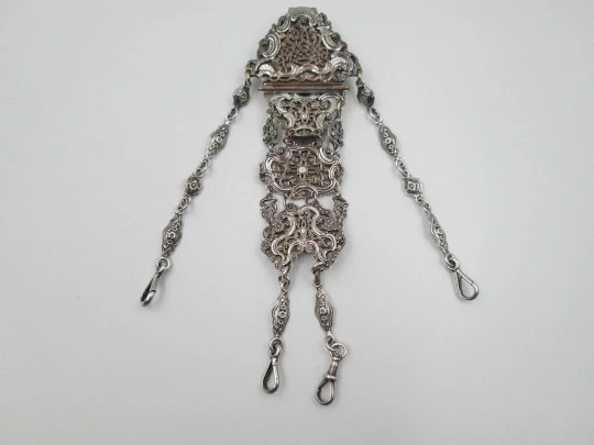 Chatelaine de cuatro cuerpos. Cobre plateado. Gancho y cadenas con mosquetones. 1900