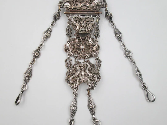 Chatelaine de cuatro cuerpos. Cobre plateado. Gancho y cadenas con mosquetones. 1900