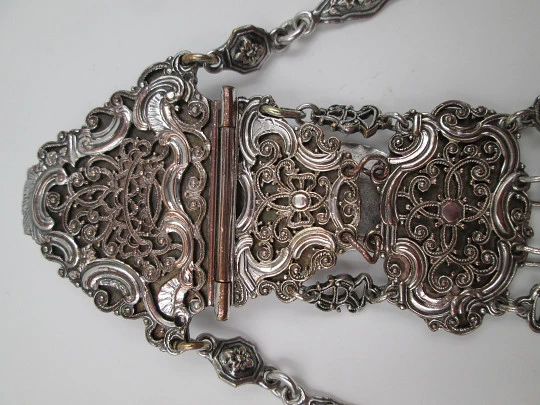 Chatelaine de cuatro cuerpos. Cobre plateado. Gancho y cadenas con mosquetones. 1900