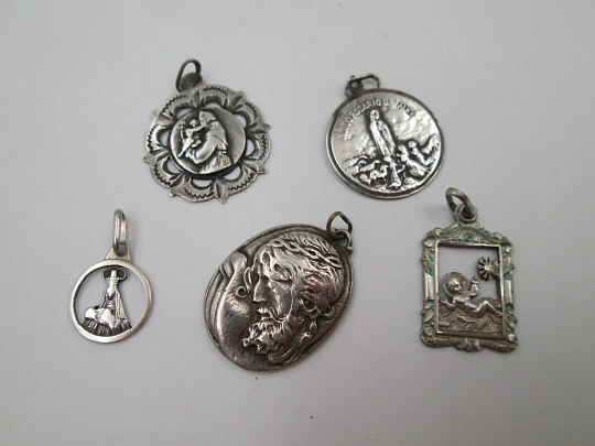 Colección cinco medallas religiosas en plata de ley. Jesús, vírgenes y santos. España. 1950