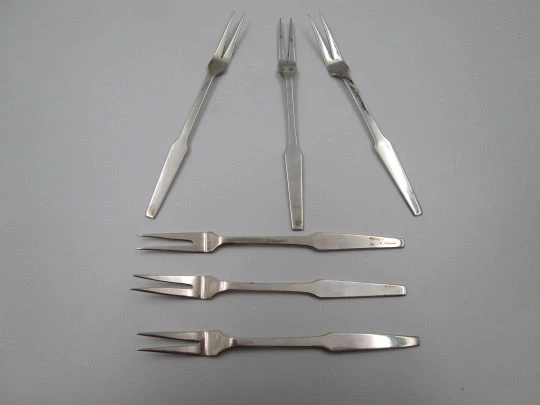 Colección de seis pinchos tenedores para aperitivos. Plata de ley 925 milésimas. 1970