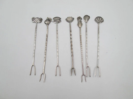 Colección de siete pinchos para aperitivos. Plata de ley. Motivos de mariscos. 1980