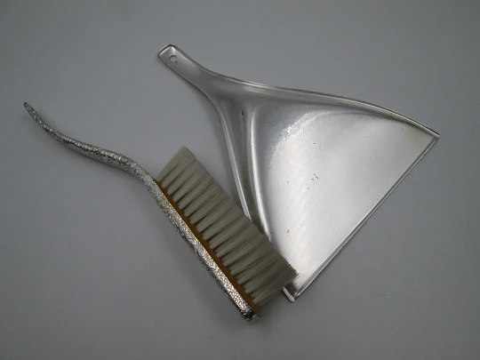 Crumb catcher sweeper. Silver plated metal. Tray and brush. Floral & vegetable motifs