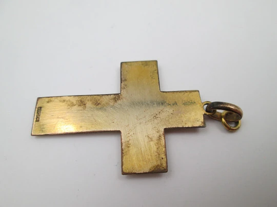 Cruz colgante con símbolos cristianos. Metal chapado oro. Asa y argolla. España. 1950