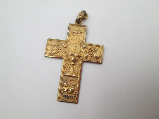 Cruz colgante con símbolos cristianos. Metal chapado oro. Asa y argolla. España. 1950