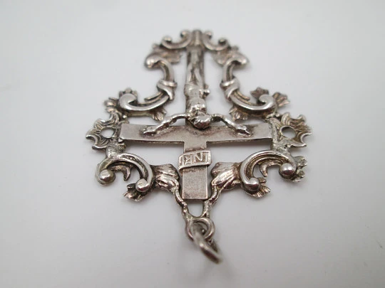 Cruz crucifijo colgante calado. Plata de ley. Asa y argolla. Cerco vegetal. España. 1900