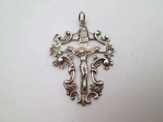 Cruz crucifijo colgante calado. Plata de ley. Asa y argolla. Cerco vegetal. España. 1900