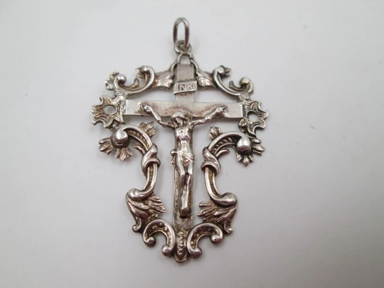 Cruz crucifijo colgante calado. Plata de ley. Asa y argolla. Cerco vegetal. España. 1900