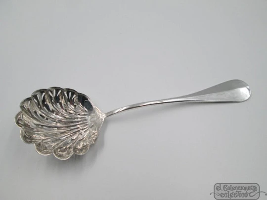 Cuchara escurridor para aceitunas. Plata de ley. Estuche. Cabeza concha. Europa. 1940