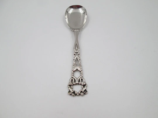 Cuchara larga con mango calado Bruckmann & Söhne. Remate de querubines. Plata. 1910