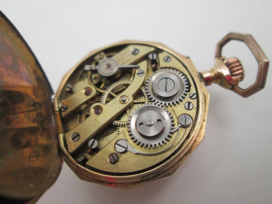 Decagonal pocket watch. 14k yellow gold. Stem-wind. Porcelain dial. Floral motifs. 1890