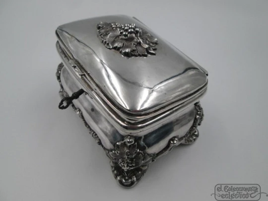 Desk jewellery box. Sterling silver and vermeil. Grapes and vine leaves motifs. Europe. 1940's