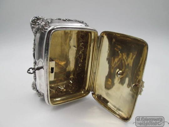 Desk jewellery box. Sterling silver and vermeil. Grapes and vine leaves motifs. Europe. 1940's