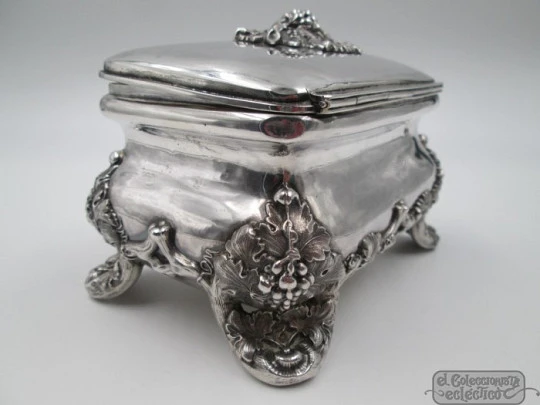 Desk jewellery box. Sterling silver and vermeil. Grapes and vine leaves motifs. Europe. 1940's