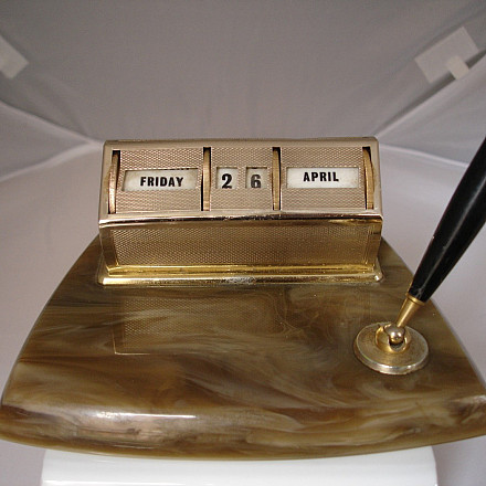 Desk And Office Calendar Golden Metal And Marble Resin Pen Holder 1950… |  El Coleccionista Ecléctico