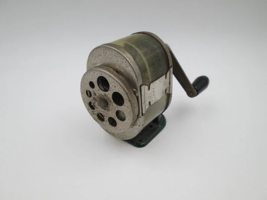 Desk table pencil sharpener. Metal & celluloid. Cylindrical cutter. Hand crank. 1950's. USA